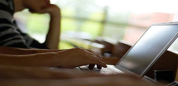 Azərbaycanda qadınlar, yoxsa kişilər internetdən daha çox istifadə edir?