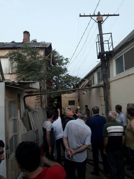 Bakıda məcburi köçkünlərin yaşadığı bina yandı (FOTOLAR)