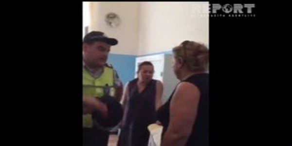 Qızının ölüm xəbərini alan sürücüyə yol polisi yardım etdi (VİDEO)
