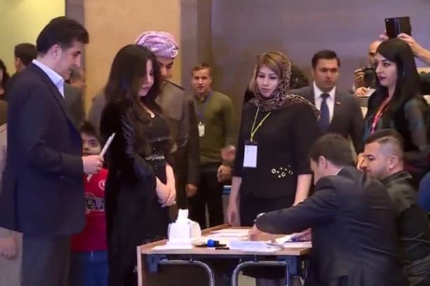 Bərzaninin arvadı geyimi ilə referenduma damğa vurdu (FOTOLAR)