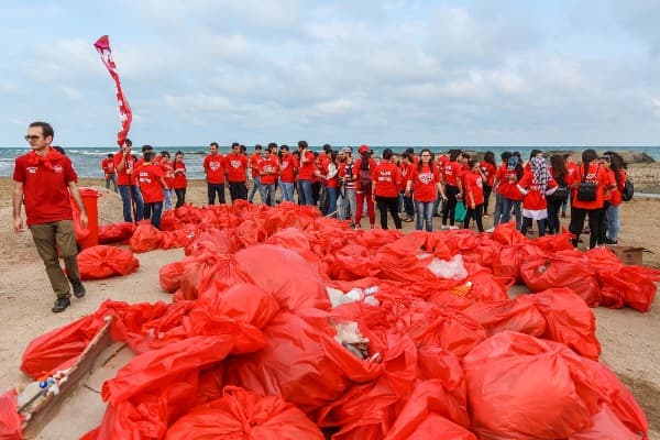 Bakıda beynəlxalq ekoloji aksiya çərçivəsində Mərdəkan çimərliyi tullantılardan təmizlənib