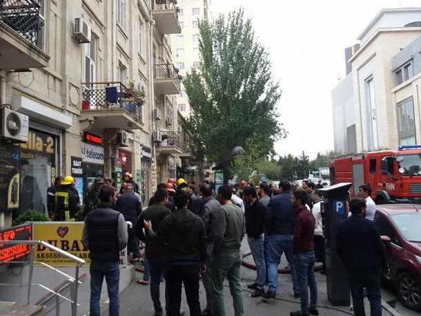 Bakının mərkəzində qorxulu anlar: gözəllik salonu külə döndü (FOTOLAR)