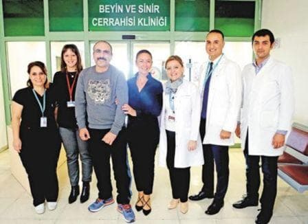 Aprel döyüşündə yaralanan hərbçiyə süni baş qapağı qoyuldu (FOTOLAR)