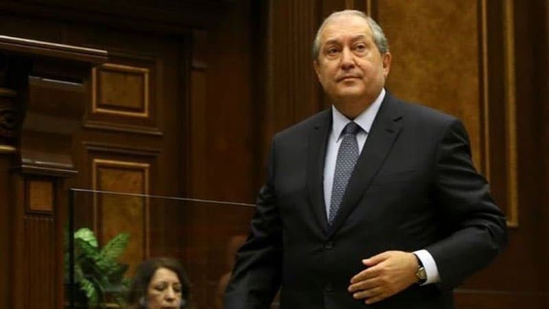 Ermənistan prezidenti yalvarmaq üçün Brüsselə getdi