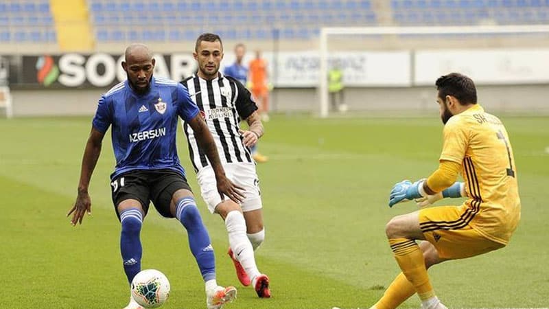 "Neftçi" 8 nəfərlə "Qarabağ"a qalib gəlib liderliyə yüksəldi